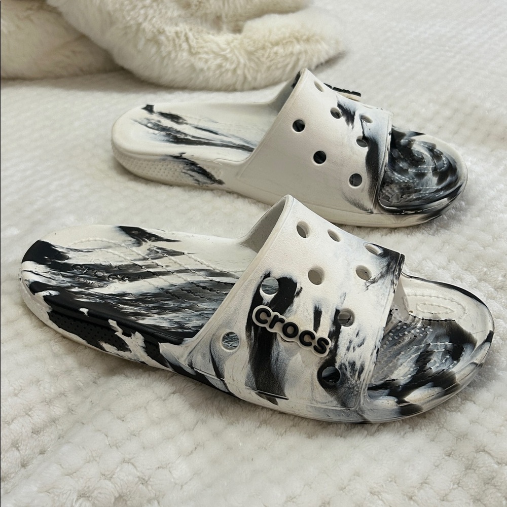 Classic Crocs 10 Women’s Marbled Slip On Sandals Slides Black and White chic